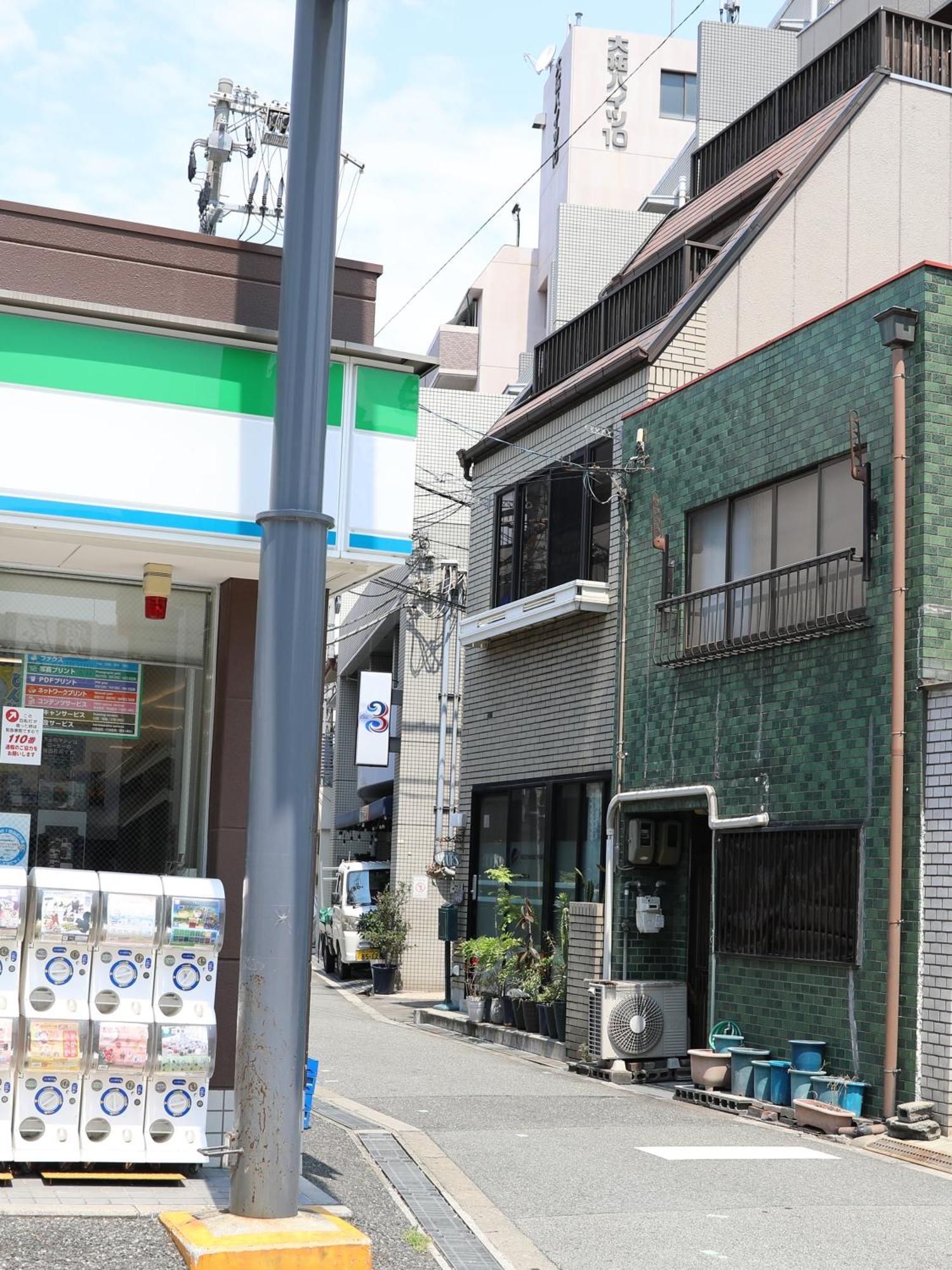 Guesthouse Yours โอซาก้า ภายนอก รูปภาพ